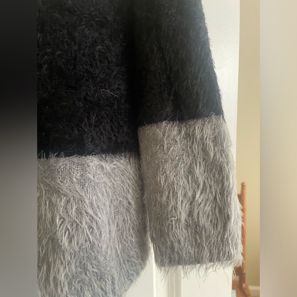 Fuzzy sweater - Picture 2 of 2